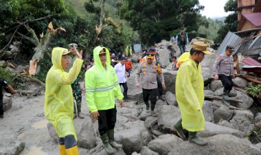 Kapolda-Sumut-Salurkan-Bantuan-dan-Pastikan-Pencarian-Korban-Longsor-di-Humbahas