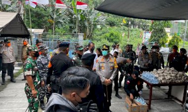 Brimob-Polda-NTT-Sediakan-Dapur-Lapangan-untuk-Korban-Erupsi-Gunung-Lewotobi