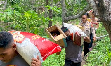 Polres-Flotim-Beri-Bantuan-Sosial-untuk-Pengungsi-Mandiri-di-Kebun-Desa-Konga