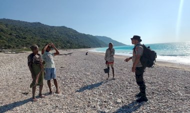 Sambangi-Warga-Pesisir-Pantai,-Ini-Yang-Disampaikan-Bhabinkamtibmas
