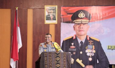 Kapolda-NTT-Berikan-Arahan-Inspiratif-dan-Serahkan-Tali-Asih-kepada-Anggotanya-di-Sikka