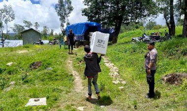 Anggota-Polsek-Mollo-Utara-Pengamanan-dan-Pengawalan -Melekat -Pergeseran-Kotak-Suara- Dari-PPK-Ke -KPU-Kabupaten-TTS 