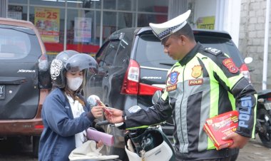 Unik,-Anggota-Polres-TTS-Bagi- Makanan-Beng-beng- Sambil -Imbau-Kamseltibcarlantas