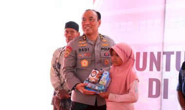 As-SDM-Kapolri-dan-Rombongan-Hibur-Anak-anak-Korban-Banjir-Demak-di-Posko-Trauma-Healing