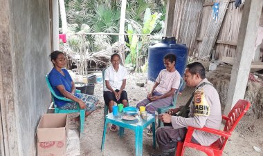 Sambil-Duduk-Bersama-Warga,-Bhabinkamtibmas-Beri-Imbauan-Kamtibmas