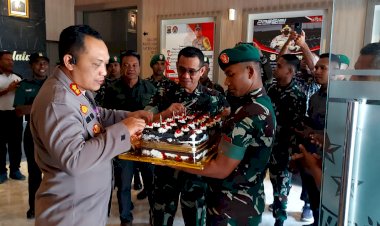 Eratkan-Solidaritas-Dan-TNI-/-Polri-Dalam-Berbagai-Situasi-Dandim-1621-/TTS-Persembahkan-Kue-Ultah-Untuk-Kapolres-TTS