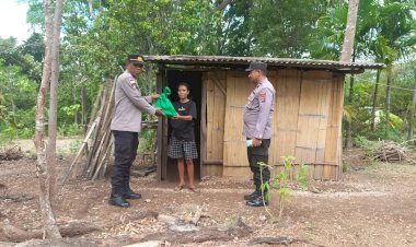 Peduli-Kasih,-Sat-Binmas-Polres-TTS--Bagi-Bansos