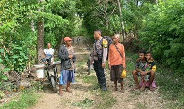 Sambangi--Warga,-Bhabinkamtibmas-Beri-Pesan-pesan-Kamtibmas