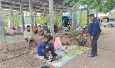 Turun-Ke-Pasar-Mingguan-Kec-Mollo-Barat,-Bhabinkamtibmas-Ajak-Jaga-Kamtibmas