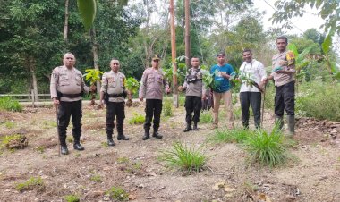 Menghijaukan-Lingkungan,-Polsek-Amanatun-Selatan-Tanam-Pohon