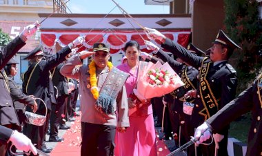 Suasana-Haru-Bercampur-Sedih-Warnai-Tradisi-Pedang-Pora-Pelepasan-Pejabat-Lama-Kapolres-TTS-AKBP-I-Gusti-Putu-Suka-Arsa.S.I.K.,M.H