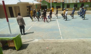 Kibar-Bendera-Saat-Upacara-Peringati-HUT-RI-Ke-79-Nanti,-Bhabinkamtibmas-Latih-Paskibra