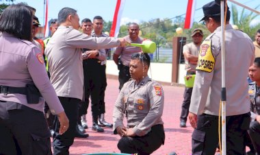 20-Bintara-Remaja-Polri--Mutasi-Polda-Ke-Polres-TTS-Di-Sambut--Jalan-Kaki-dan-Tradisi-Penyiraman-Air-Kembang-Oleh-Kapolres-TTS