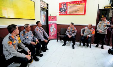 Temui-Personel-yang-Jadi-Penggali-Kubur,-Kapolri-:-Terus-Menjadi-Polisi-Baik-untuk-Masyarakat