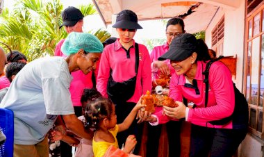 Ketum-Bhayangkari-Bawa-Senyum-dan-Hadiah-untuk-Anak-Anak-Pengungsi-di-Flores-Timur