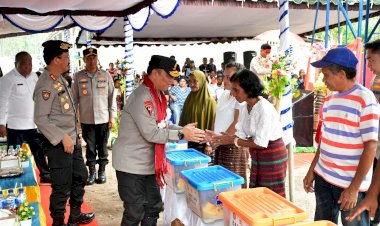 Wakapolri-Bersama-Perwakilan-Akpol-’90-Dhira-Brata-Resmikan-Sumur-Bor-dan-Serahkan-Bantuan-untuk-2.983-Warga-Pengungsi-Lewotobi-di-Huntara-II-Konga