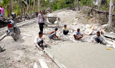 Lakukan-Pemantauan-pekerjaan-Jalan-Rabat-Desa-,-Bhabinkambmas- Beri-Imbauan