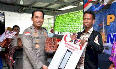 Kapolda-NTT-Salurkan-Bantuan-Sosial-bagi-Penyandang-Disabilitas-di-Acara-“Polri-untuk-Masyarakat”