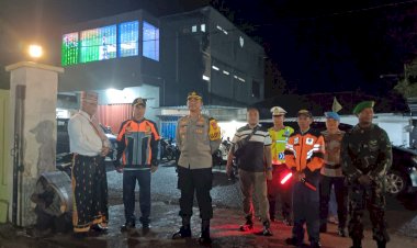 Siaga-Malam-Natal-Kapolres-TTS-Didampingi-Waka-&-Jajaran-Patroli-Sambang-Ke-Sejumlah-Gereja-Di-Kota-SoE.