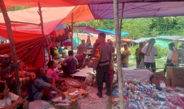 Patroli-Sambang-ke-Pasar-Mingguan,-Bhabinkamtibmas- Beri-Imbauan-Kamtibmas