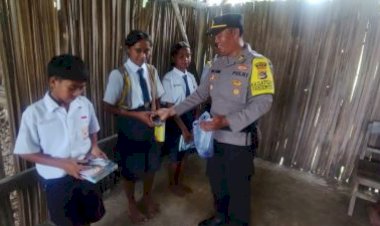 Polri-Peduli-,-Polres-TTS--Polda-NTT-Salurkan-Bantuan-Seragam-dan-Alat-Tulis-di-SMP-Negeri-Noeliu