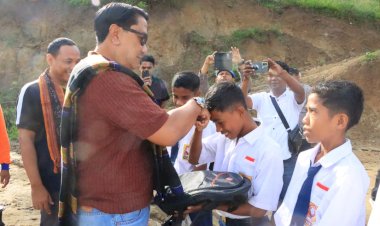 Wakapolda-NTT-Kunjungi-SMPN-48-Sa-Ate-Gaikiu,-Salurkan-Bantuan-bagi-Sekolah-Terdampak-Bencana