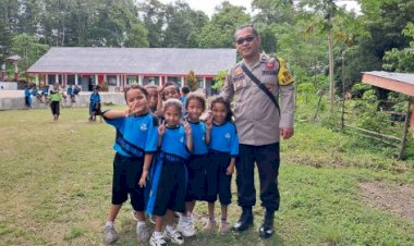 Tebar-Keceriaan,-Bhabinkamtibmas -Pospol-Amanuban-Barat--Polres-TTS-Hadir-Di-Tengah-Siswa-Siswi-Untuk-Berikan-Edukasi-dan-Tawa