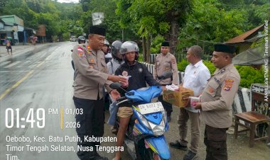 Wujud-Kepedulian-di-Bulan-Suci-Ramadhan:-Polsek-Batu-Putih-Bagikan-Takjil-dan-Bansos-untuk-Warga