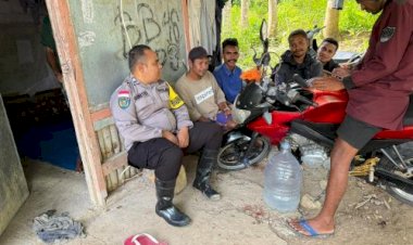 Pererat-Silaturahmi,-Bhabinkamtibmas-Duduk-Bersama-Warga-Dalam-Suasana-Santai