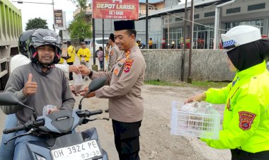 Bagikan-Takjil-di-Bulan-Suci-Ramadhan,-Polres-TTS-Pererat-Silahturahmi