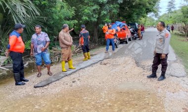 Demi-Kemanusian,-Polsek-Kualin-Bersama-Instansi-Terkait-Melakukan-Penanganan-Awal-Warga-Yang-Terdampak-Banjir