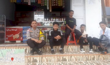 Bhabinkamtibmas-Kota-SoE-Sambangi-Warga-Karang-Siri,-Tingkatkan-Kesadaran-Kamtibmas-dan-Keselamatan-Berlalu-Lintas