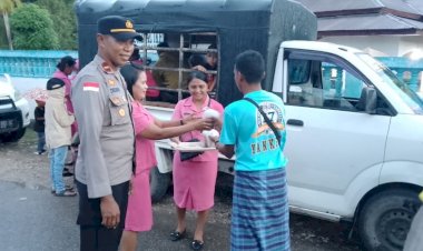 Ajak-Silalaturahmi-di-Masa-Ramadhan-1447-H,-Polsek-Kualin-Bersama-Bhayangkari-Ranting-Bagikan-Takjil