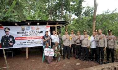 Peduli-Kasih,-Polres-TTS-Bedah-rumah-Rumah-Warga-,-Diawali-Dengan-Peletakan-Batu-Pertama-Oleh-Kapolres-TTS