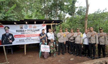 Melalui-Program-Rumah-Harapan-Kapolda-NTT,-Polisi-di-TTS-Bantu-Warga-Kurang-Mampu