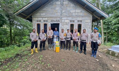 NTT-Penuh-Kasih,-Kapolsek-Kie-Serahkan-Bantuan-Tongkat-dan-Sembako-ke-Warga-Desa-Napi