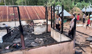 Respon-Cepat Musibah Kebakaran,-Polsek-Amanatun-Utara-dan-Tim-Identifikasi-Polres-TTS-Selidiki-Penyebab-Kebakaran-Rumah-Warga Di-Desa-Sono,-Amanatun-Utara