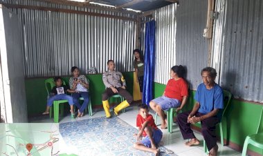 Beri-Himbauan-Kamtibmas,-Bhabinkamtibmas-Kecamatan-Kota-Soe-Lasanakan-Sambang-Kerumah-Warga