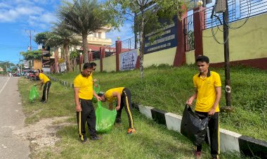 Galakkan-Jumat-Bersih,-Personel-Polres-TTS-Bersihkan-Mapolres