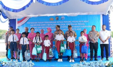 Kapolda-NTT-Serahkan-Perahu-dan-Sembako-untuk-Anak-Pesisir-di-Landu-Leko