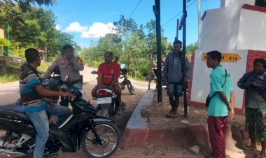 Cegah-Gangguan-Kamtibmas,-Bhabinkamtibmas-Polsek-Ki'e-Laksanakan-Patroli-di-Desa-Napi,-Kec.-Kie