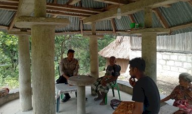 Bhabinkamtibmas-Toianas-Laksanakan-Sambang-ke-Masyarakat,-Ajak-Warga-Jaga-Kamtibmas