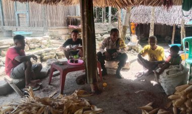 Hadir-di-Tengah-Masyarakat,-Bhabinkamtibmas-Desa-Sanbet-Sambangi-Warga-Serta-Sampaikan-Pesan-Kamtibmas