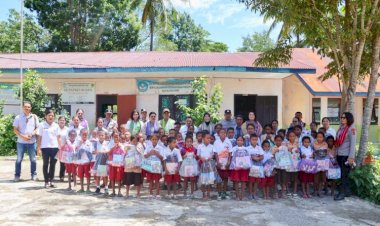 Kapolres-TTS:-Bantuan-Kapolda-NTT-untuk-Anak-Anak-SD-Inpres-Bosen-Wujud-Polisi-Penuh-Kasih