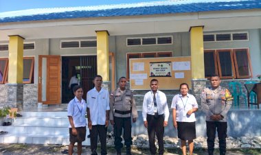 Menjamin-kelancaran-dan-keamanan,-Bhabinkamtibmas-dan-Kanit-Samapta-Polsek-Amanuban-Selatan-Monitoring-Kegiatan-USBN-di-SMK-Negeri-Pollo