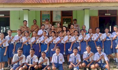 Kapolsek-Polen-Pimpin-Upacara-Bendera-di-SMP-Swasta-Polen,-Sampaikan-Pesan-Pembinaan-Karakter