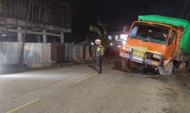 Tanggap-Cepat-Atasi-Gangguan-Lalu-Lintas,-Personel-Lantas-Polres-TTS-Lakukan-Pengaturan-Arus-Lalu-Lintas-Kendaraan,-Akibat-Fuso-Tergelincir