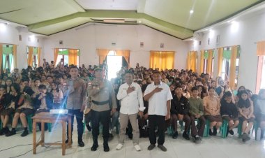 Satuan-Binmas-Polres-TTS-Berikan-Penyuluhan-Etika-Digital-dan-UU-ITE-Kepada-Siswa-SMA-Negeri-1-Soe