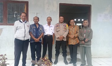 Bhabinkamtibmas-Santian-Monitoring-Pelaksanaan-Ujian-di-SD-Inpres-Nenotes,-Sinergitas-Jaga-Keamanan-di-Lingkungan-Sekolah