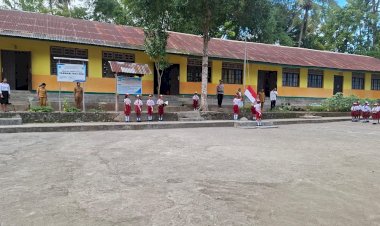 Kapolsek-Amanuban-Tengah-Pimpin-Upacara-Bendera-di-SDK-Yaswari-Niki-niki,-Berikan-Arahan-Disiplin-dan-Keselamatan